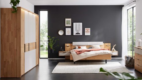 Komplettzimmer Interliving aus Holz in Holzfarben Interliving Schlafzimmer Serie 1015 – Komplettzimmer Wildeiche & silberfarbener Bezug Etna – fünftürig, Liegefläche 180 x 200 cm