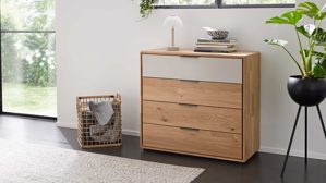 Schubladenkommode Interliving aus Holz in Holzfarben Interliving Schlafzimmer Serie 1015 – Schubladenkommode Wildeiche – vier Schubladen, Länge ca. 95 cm