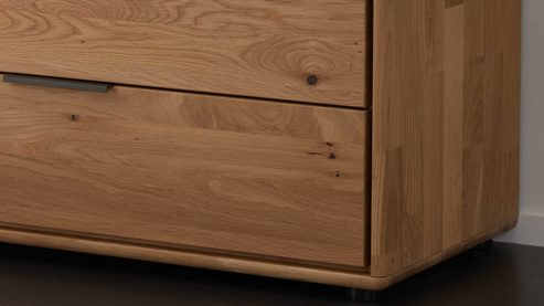 Schubladenkommode Interliving aus Holz in Holzfarben Interliving Schlafzimmer Serie 1015 – Schubladenkommode Wildeiche – vier Schubladen, Länge ca. 95 cm