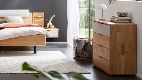Schubladenkommode Interliving aus Holz in Holzfarben Interliving Schlafzimmer Serie 1015 – Schubladenkommode Wildeiche – vier Schubladen, Länge ca. 95 cm