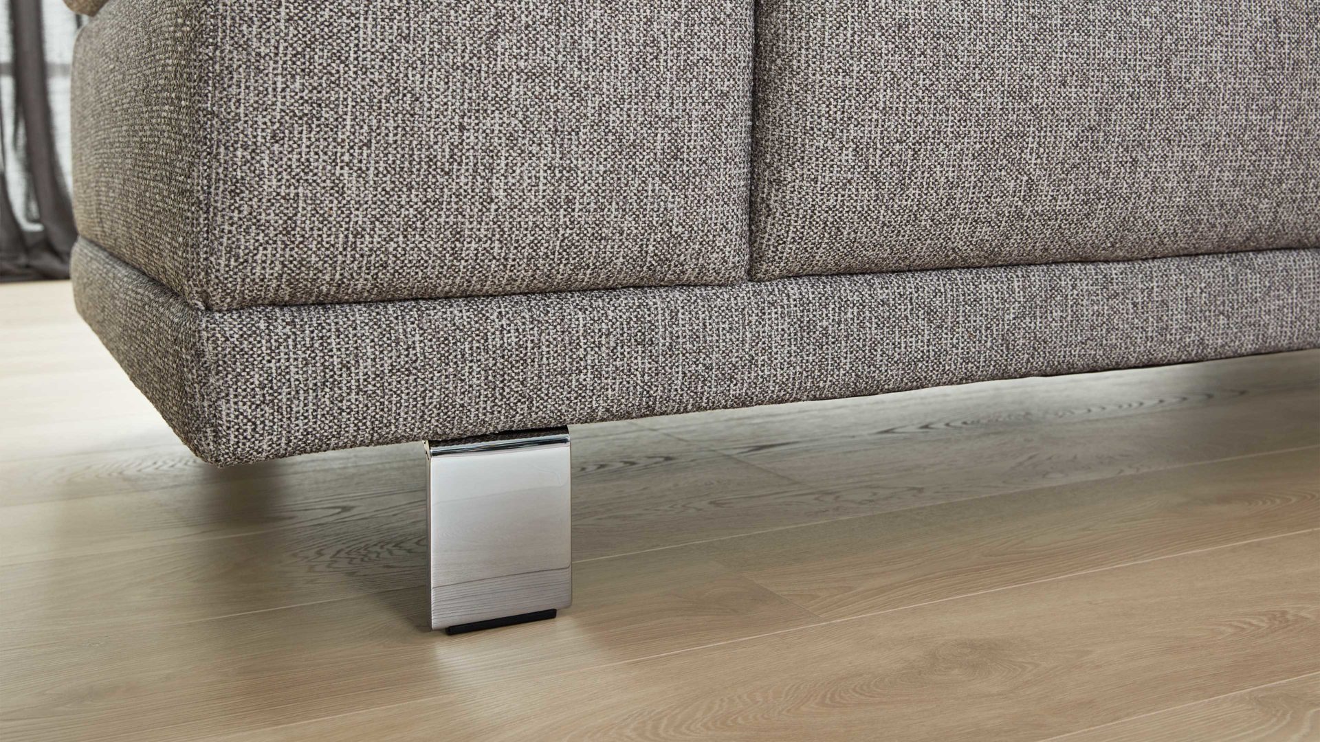 Dreisitzer Interliving aus Stoff in Grau Interliving Sofa Serie 4252 – Dreisitzer stahlfarbener Bezug Sneak 149 & Metallfüße – Länge ca. 250 cm