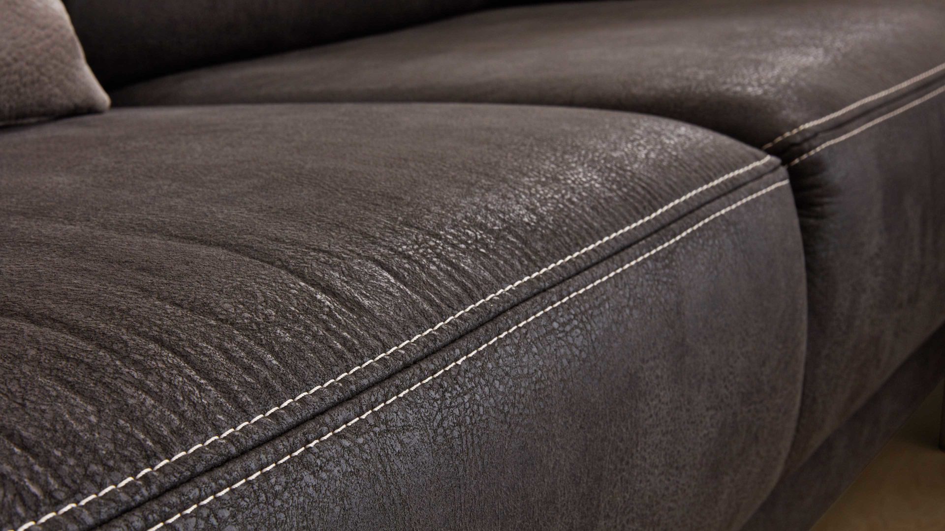 Ecksofa Interliving aus Stoff in Anthrazit Interliving Sofa Serie 4252 – Ecksofa anthrazitfarbener Stoffbezug Büffel & Metallfüße – Stellfläche ca. 275 x 220 cm