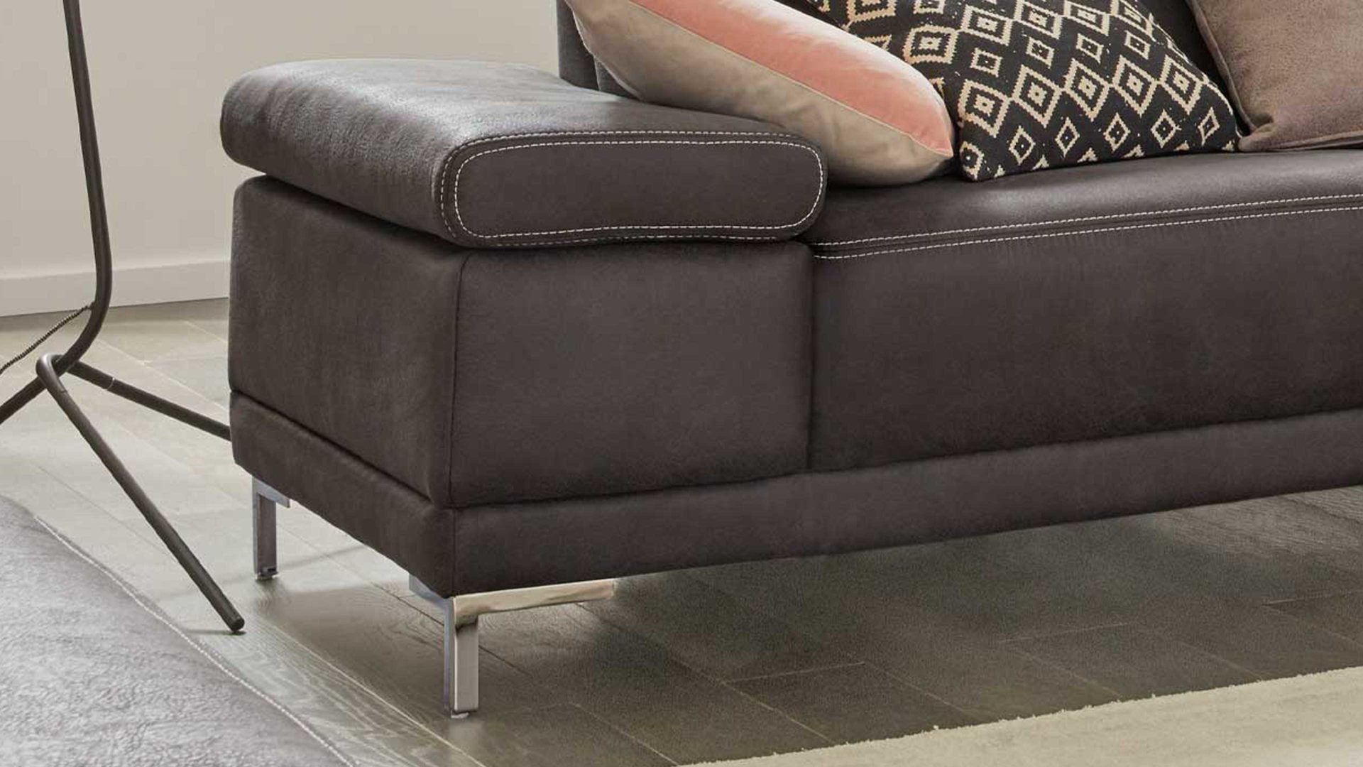 Ecksofa Interliving aus Stoff in Anthrazit Interliving Sofa Serie 4252 – Ecksofa anthrazitfarbener Stoffbezug Büffel & Metallfüße – Stellfläche ca. 275 x 220 cm