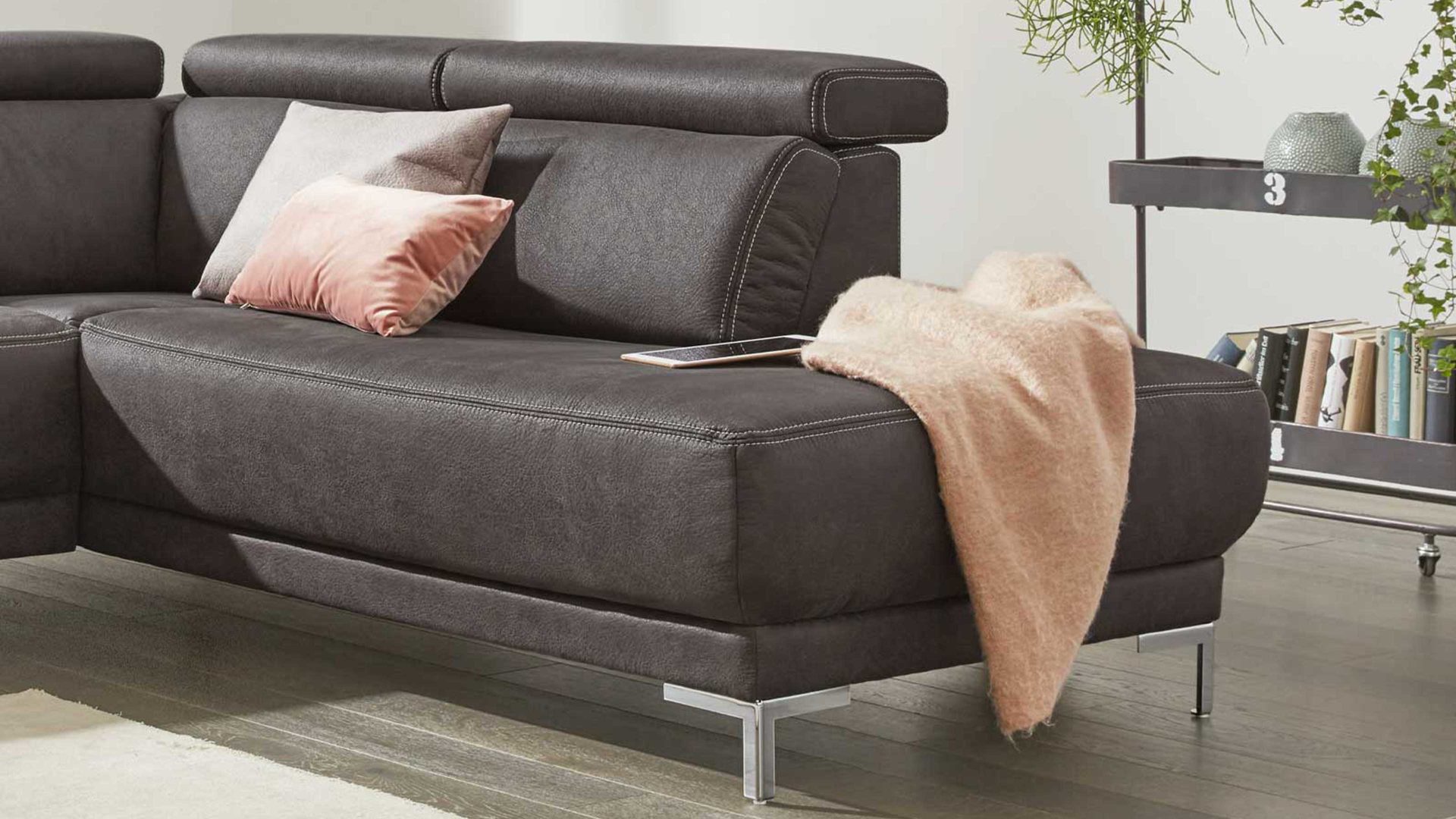 Ecksofa Interliving aus Stoff in Anthrazit Interliving Sofa Serie 4252 – Ecksofa anthrazitfarbener Stoffbezug Büffel & Metallfüße – Stellfläche ca. 275 x 220 cm