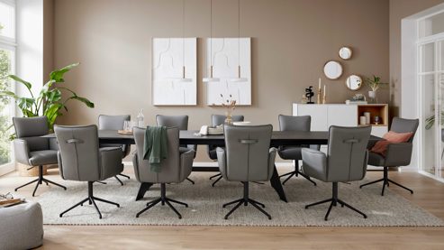 Vierfußstuhl Interliving aus Leder in Hellgrau Interliving Esszimmer Serie 5123 – Armlehnstuhl mit Funktionen hellgraues Leder Fog & schwarzes Metall