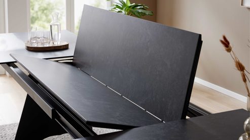 Auszugtisch Interliving aus Keramik in Schwarz Interliving Esszimmer Serie 5123 – Kulissentisch Glas-Keramik Oxid & schwarzes Metall - ca. 250 - 400 x 100 cm