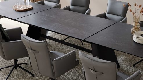 Auszugtisch Interliving aus Keramik in Schwarz Interliving Esszimmer Serie 5123 – Kulissentisch Glas-Keramik Oxid & schwarzes Metall - ca. 250 - 400 x 100 cm