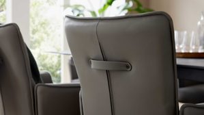 Vierfußstuhl Interliving aus Leder in Hellgrau Interliving Esszimmer Serie 5123 – Armlehnstuhl mit Funktionen hellgraues Leder Fog & schwarzes Metall