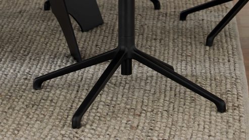 Vierfußstuhl Interliving aus Stoff in Hellgrau Interliving Esszimmer Serie 5123 – Armlehnstuhl mit Funktionen hellgraues Kunstleder LEA-TEX Delphin & schwarzes Metall