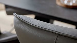 Vierfußstuhl Interliving aus Leder in Hellgrau Interliving Esszimmer Serie 5123 – Armlehnstuhl mit Funktionen hellgraues Leder Fog & schwarzes Metall