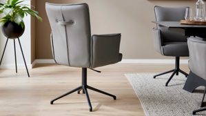 Vierfußstuhl Interliving aus Leder in Hellgrau Interliving Esszimmer Serie 5123 – Armlehnstuhl mit Funktionen hellgraues Leder Fog & schwarzes Metall