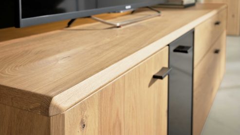 Wohnwand Interliving aus Holz in Holzfarben Interliving Wohnzimmer Serie 2024 - Wohnwand Eiche & Schwarzglas - dreiteilig, Breite ca. 319 cm
