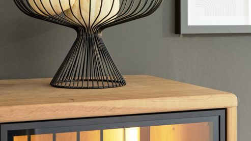Highboard Interliving aus Holz in Holzfarben Interliving Wohnzimmer Serie 2024 - Highboard Eiche & Schwarzglas - drei Türen, zwei Schubladen