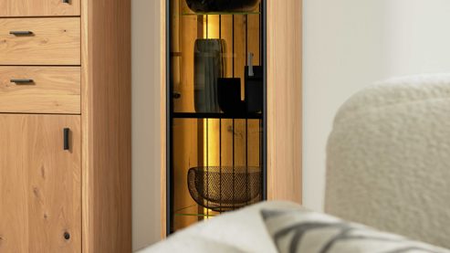 Vitrine Interliving aus Holz in Holzfarben Interliving Wohnzimmer Serie 2024 - Vitrine Eiche & Schwarzglas - eine Tür, Höhe ca. 208 cm