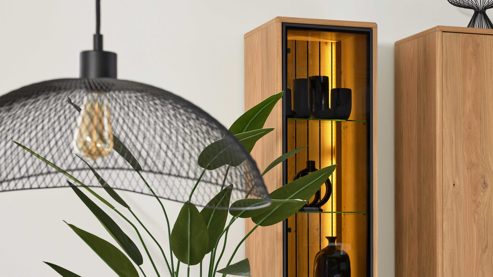 Vitrine Interliving aus Holz in Holzfarben Interliving Wohnzimmer Serie 2024 - Vitrine Eiche & Schwarzglas - eine Tür, Höhe ca. 208 cm