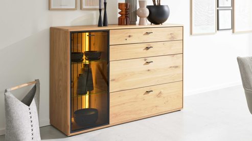 Sideboard Interliving aus Holz in Holzfarben Interliving Wohnzimmer Serie 2024 - Sideboard Eiche & Schwarzglas - eine Tür, vier  Schubladen, Länge ca. 155 cm