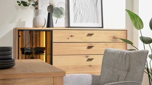 Sideboard Interliving aus Holz in Holzfarben Interliving Wohnzimmer Serie 2024 - Sideboard Eiche & Schwarzglas - zwei Türen, drei Schubladen, Länge ca. 200 cm