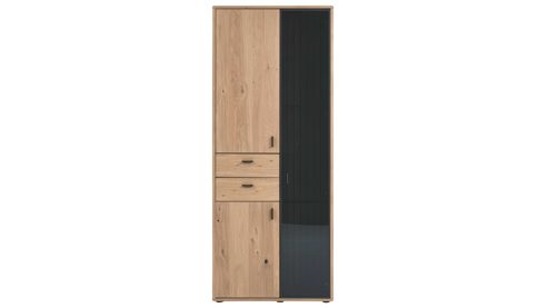 Vitrine Interliving aus Holz in Holzfarben Interliving Wohnzimmer Serie 2024 - Vitrine Eiche & Schwarzglas - drei Türen, zwei Schubladen, Breite ca. 85 cm