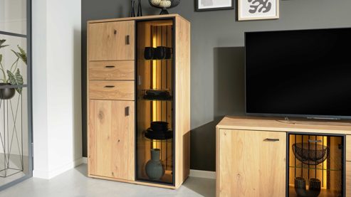 Highboard Interliving aus Holz in Holzfarben Interliving Wohnzimmer Serie 2024 - Highboard Eiche & Schwarzglas - drei Türen, zwei Schubladen