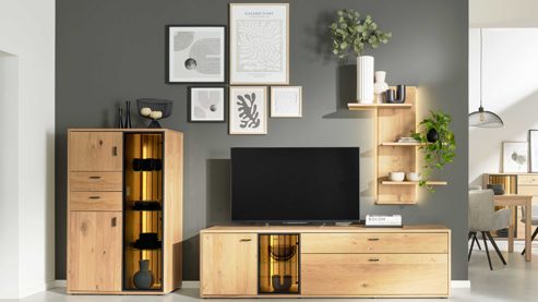 Wohnwand Interliving aus Holz in Holzfarben Interliving Wohnzimmer Serie 2024 - Wohnwand Eiche & Schwarzglas - dreiteilig, Breite ca. 319 cm