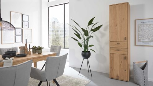 Einzelschrank Interliving aus Holz in Holzfarben Interliving Wohnzimmer Serie 2024 - Schrank Eiche - zwei Türen, zwei Schubladen, Höhe ca. 208 cm