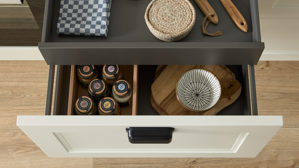 Einbauküche culineo® aus Holz in Weiß Culineo® Einbauküche C684 mit Einbaugeräten Mattweiß & schiefergraues Stripewood  - Länge ca. 460 cm