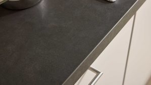 Einbauküche culineo® aus Holz in Beige Culineo® Einbauküche C615 mit AEG Einbaugeräten Sand & taupefarbenes Stripewood  - Stellfläche ca. 442 x 200 cm