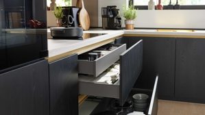 Einbauküche culineo® aus Holz in Schwarz Culineo® Einbauküche C382 mit gorenje Einbaugeräten Eiche Nero - Stellfläche ca. 335 x 305 cm