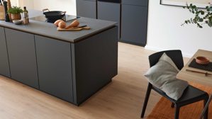 Einbauküche culineo® aus Holz in Schwarz Culineo® Einbauküche C357 mit XTRA CERAMIC Arbeitsplatte Mattschwarz - zweizeilig