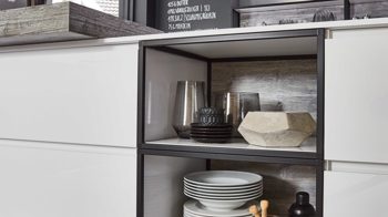 Einbauküche Nobilia® aus Holz in Holzfarben Hell nobilia® Einbauküche Focus mit privileg-Elektrogeräten Alpinweiß & Ponderosa Pinie - dreizeilig