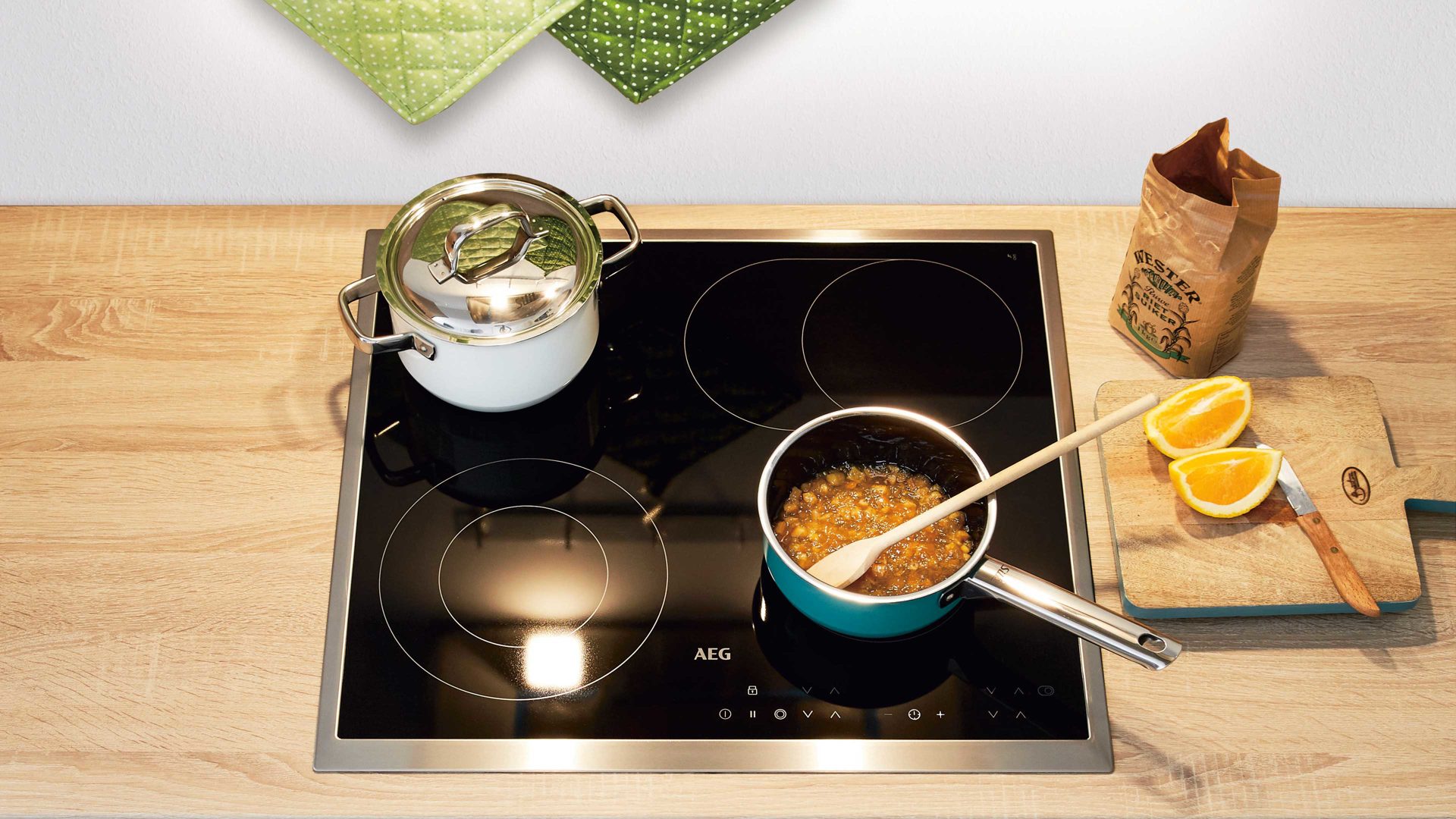 Einbauküche Nobilia® aus Holz in Dunkelgrau nobilia® Einbauküche Flash mit AEG-Einbaugeräten Schiefergrau & Eiche Montreal – Stellfläche ca. 295 x 305 cm