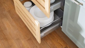 Einbauküche Nobilia® aus Holz in Hellgrün nobilia® Einbauküche Cascada mit SIEMENS-Elektrogeräten Schilf & Verso - dreizeilig