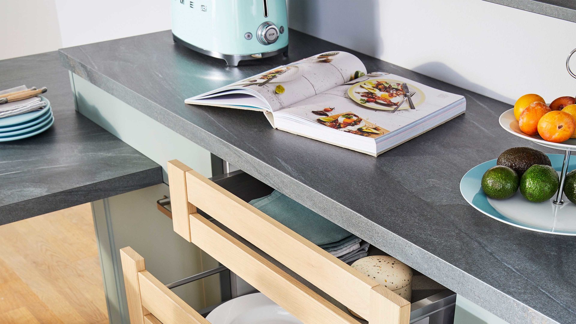 Einbauküche Nobilia® aus Holz in Hellgrün nobilia® Einbauküche Cascada mit SIEMENS-Elektrogeräten Schilf & Verso - dreizeilig