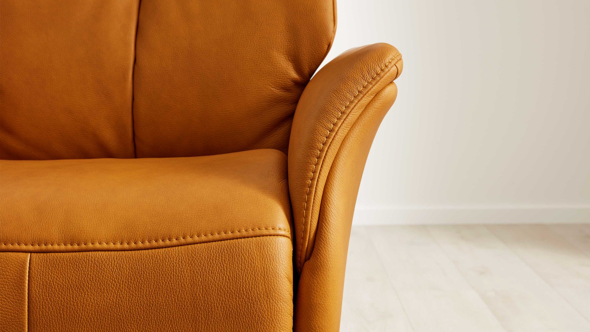 Relaxsessel Interliving aus Leder in Gelb Interliving Sessel Serie 4550 - Sessel 35O44 manuelle Funktionen - kürbisfarbenes LongLife-Leder & anthrazitfarbener Tellerfuß