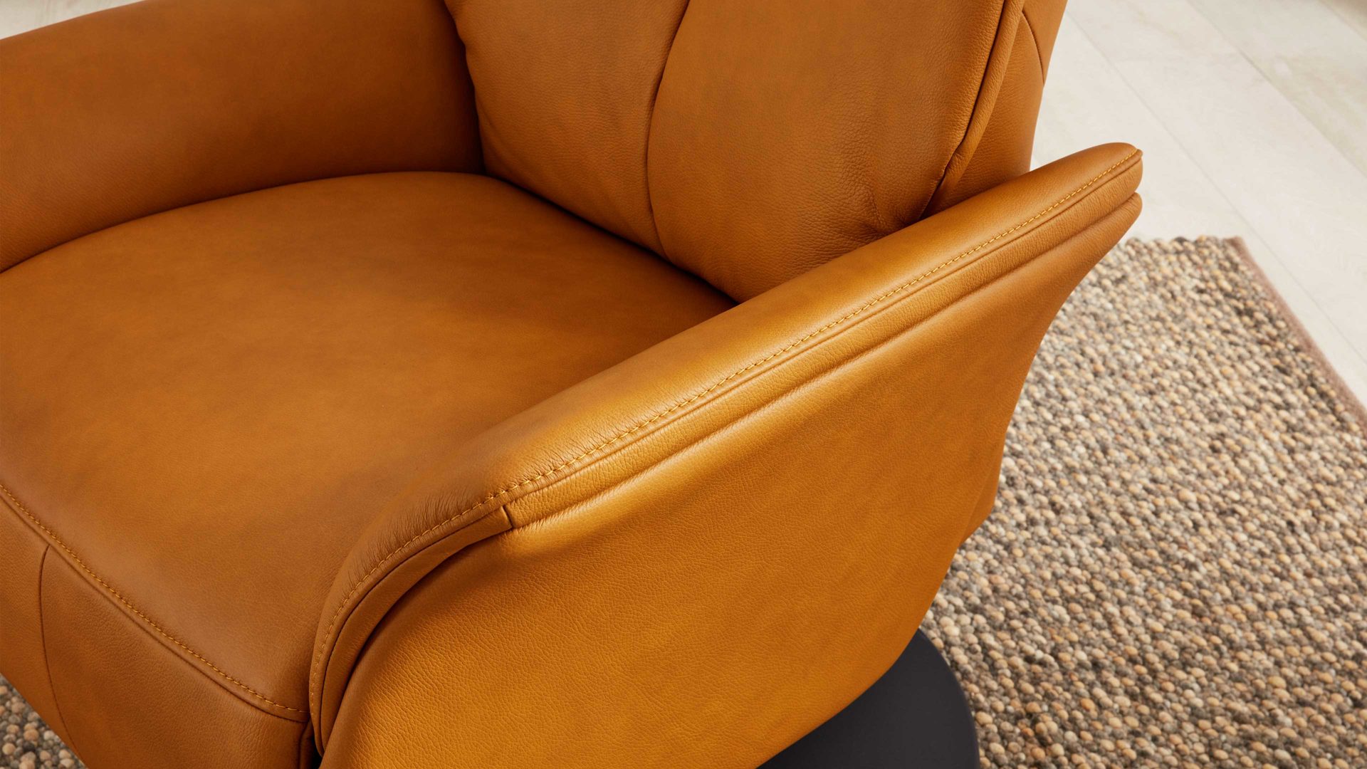 Relaxsessel Interliving aus Leder in Gelb Interliving Sessel Serie 4550 - Sessel 35O44 manuelle Funktionen - kürbisfarbenes LongLife-Leder & anthrazitfarbener Tellerfuß