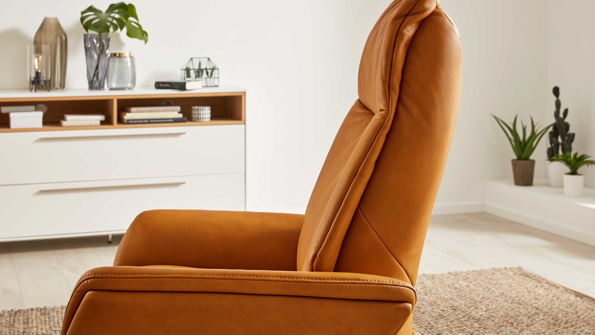 Relaxsessel Interliving aus Leder in Gelb Interliving Sessel Serie 4550 - Sessel 35O44 manuelle Funktionen - kürbisfarbenes LongLife-Leder & anthrazitfarbener Tellerfuß