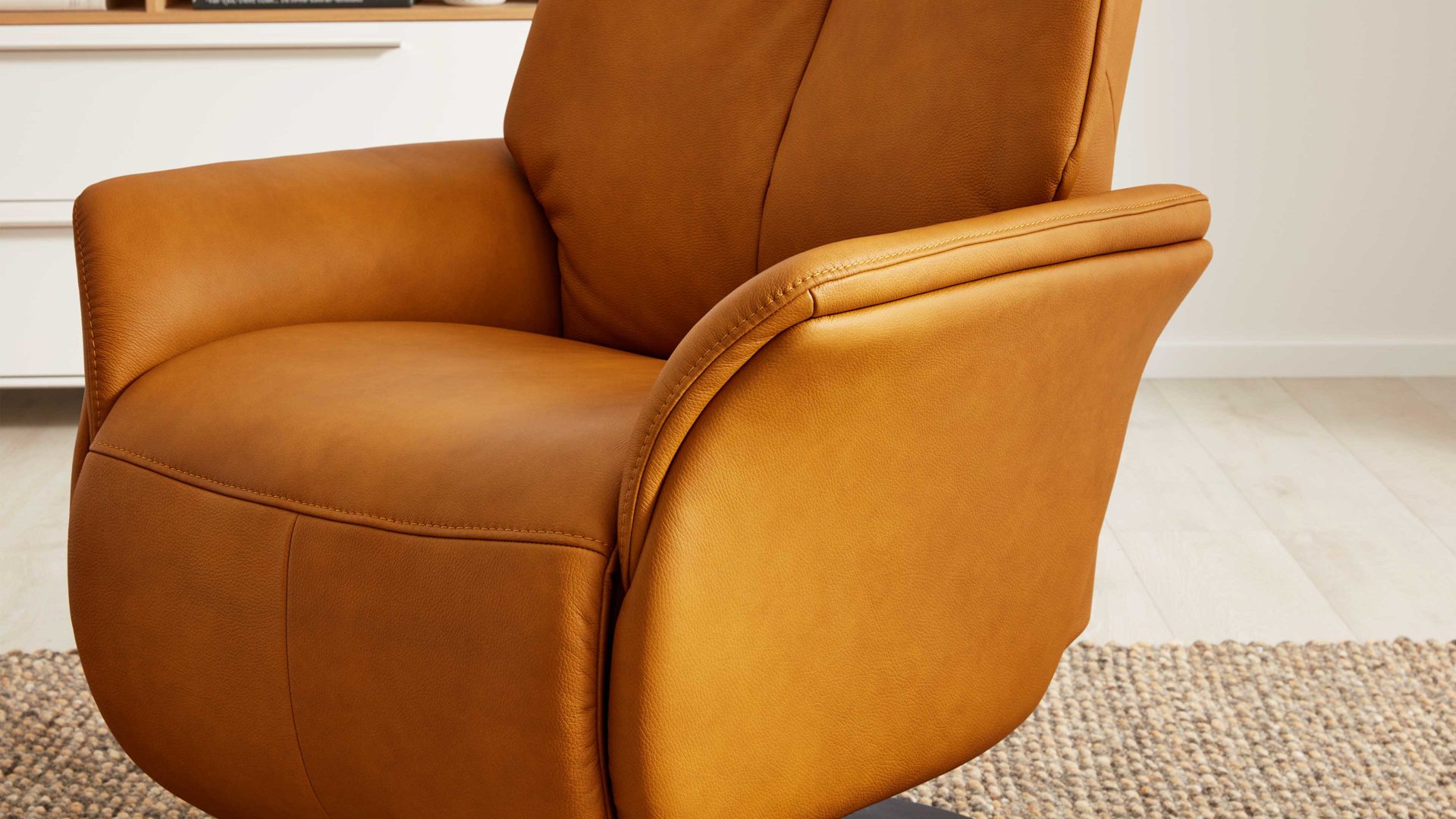 Relaxsessel Interliving aus Leder in Gelb Interliving Sessel Serie 4550 - Sessel 35O44 manuelle Funktionen - kürbisfarbenes LongLife-Leder & anthrazitfarbener Tellerfuß