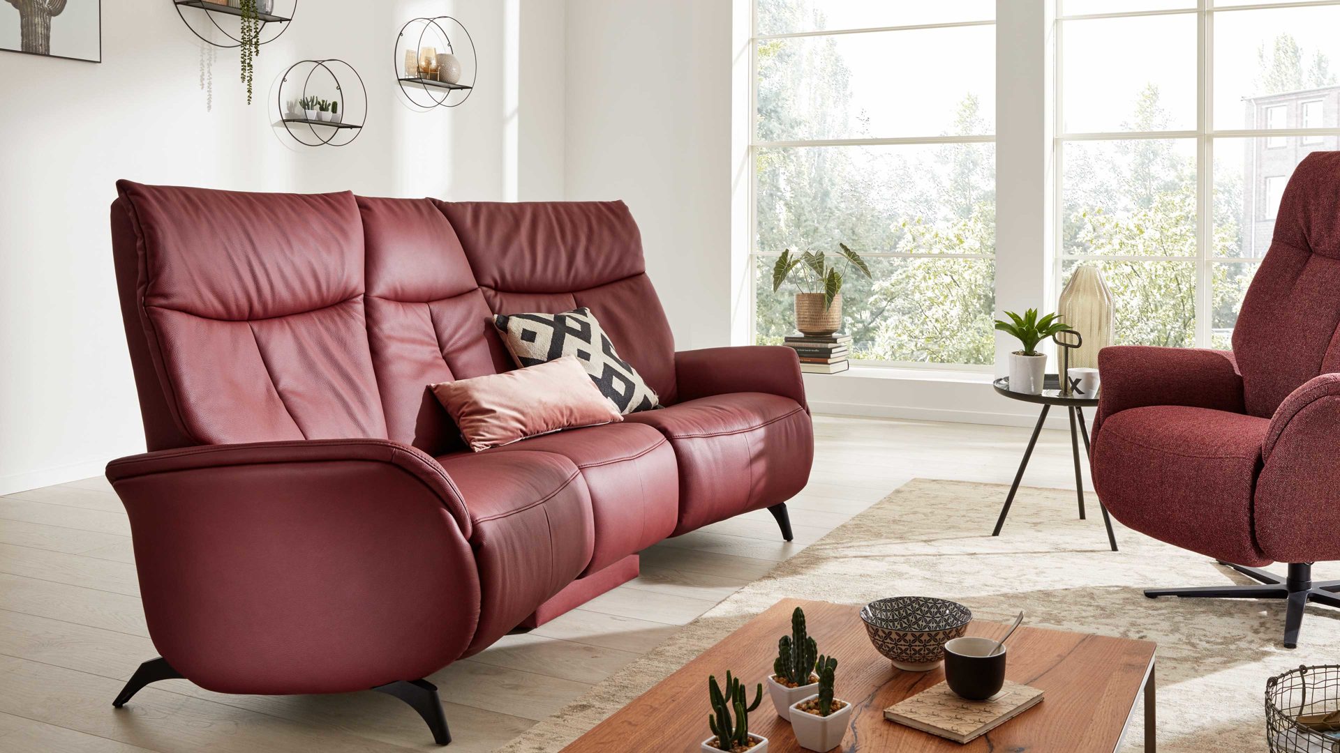 Dreisitzer Interliving aus Leder in Rot Interliving Sofa Serie 4210 – Trapezsofa barolofarbenes LongLife-Leder Rustika & anthrazitfarbene Metallfüße – Länge ca. 200 cm