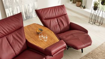 Dreisitzer Interliving aus Leder in Rot Interliving Sofa Serie 4210 – Trapezsofa 70H44 barolofarbenes LongLife-Leder Rustika & anthrazitfarbene Metallfüße – Länge ca. 200 cm