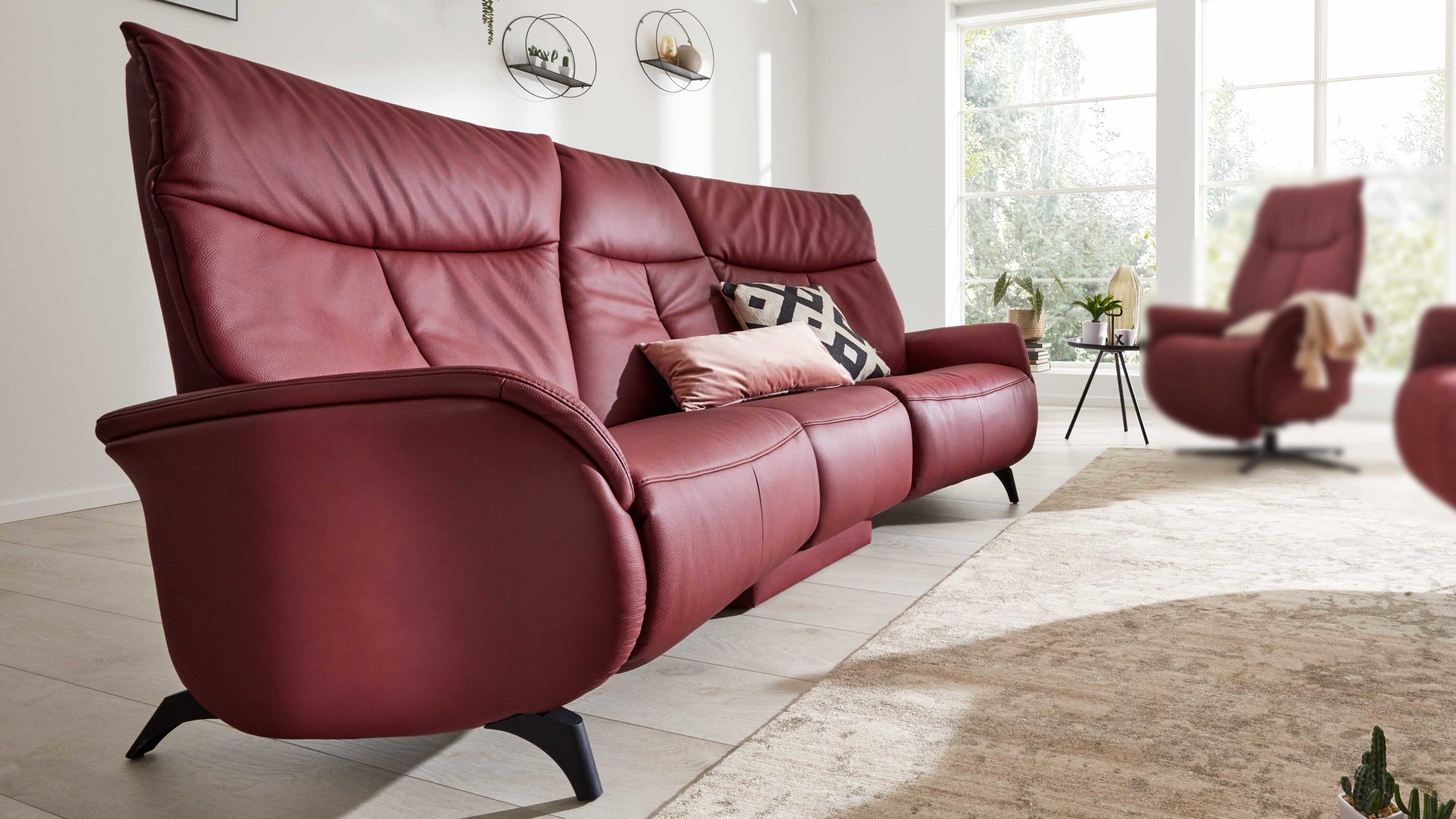 Dreisitzer Interliving aus Leder in Rot Interliving Sofa Serie 4210 – Trapezsofa barolofarbenes LongLife-Leder Rustika & anthrazitfarbene Metallfüße – Länge ca. 200 cm
