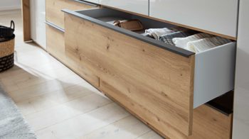 Kleiderschrank Interliving aus Holz in Hellgrau Interliving Kleiderschrank Serie 1205 – Kleiderschrank Champagner & Eiche Bianco – sechs Türen & vier Schubladen, Breite ca. 300 cm