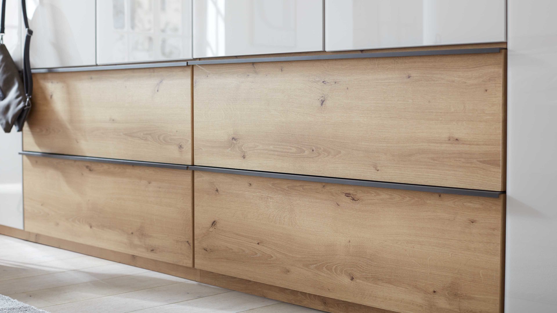 Kleiderschrank Interliving aus Holz in Hellgrau Interliving Kleiderschrank Serie 1205 – Kleiderschrank Champagner & Eiche Bianco – sechs Türen & vier Schubladen, Breite ca. 300 cm