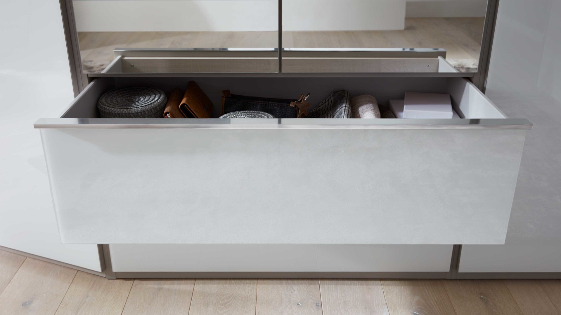 Kleiderschrank Interliving aus Spiegel in Grau Interliving Kleiderschrank Serie 1205 – Kleiderschrank Kieselgrau & Spiegel – zwei Türen, zwei Schubladen, Breite ca. 100 cm