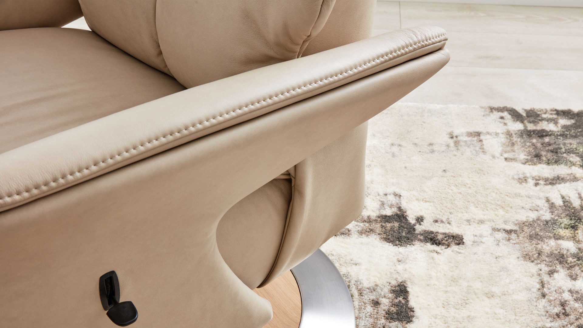 Relaxsessel Interliving aus Leder in Beige Interliving Sessel Serie 4562 - Easy Swing Sessel 51D44 klifffarbenes LongLife-Leder & biancofarbenes Holz