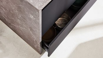 Einbauküche Interliving aus Holz in Schwarz Interliving Küche Serie 3100 mit AEG Einbaugeräten Schwarz & Quarzgrau – zweizeilig