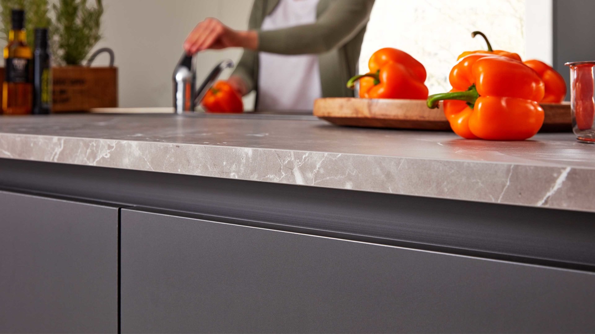 Einbauküche Interliving aus Holz in Schwarz Interliving Küche Serie 3100 mit AEG Einbaugeräten Schwarz & Quarzgrau – zweizeilig