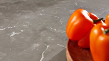 Einbauküche Interliving aus Holz in Schwarz Interliving Küche Serie 3100 mit AEG Einbaugeräten Schwarz & Quarzgrau – zweizeilig