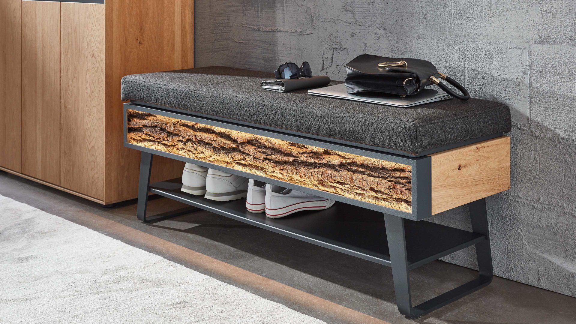 Garderobenbank Hartmann aus Holz in Holzfarben hartmann Garderobenprogramm Runa - Garderobenbank Rindenholz, Kerneiche & anthrazitfarbener Stoffbezug - Länge ca. 118 cm