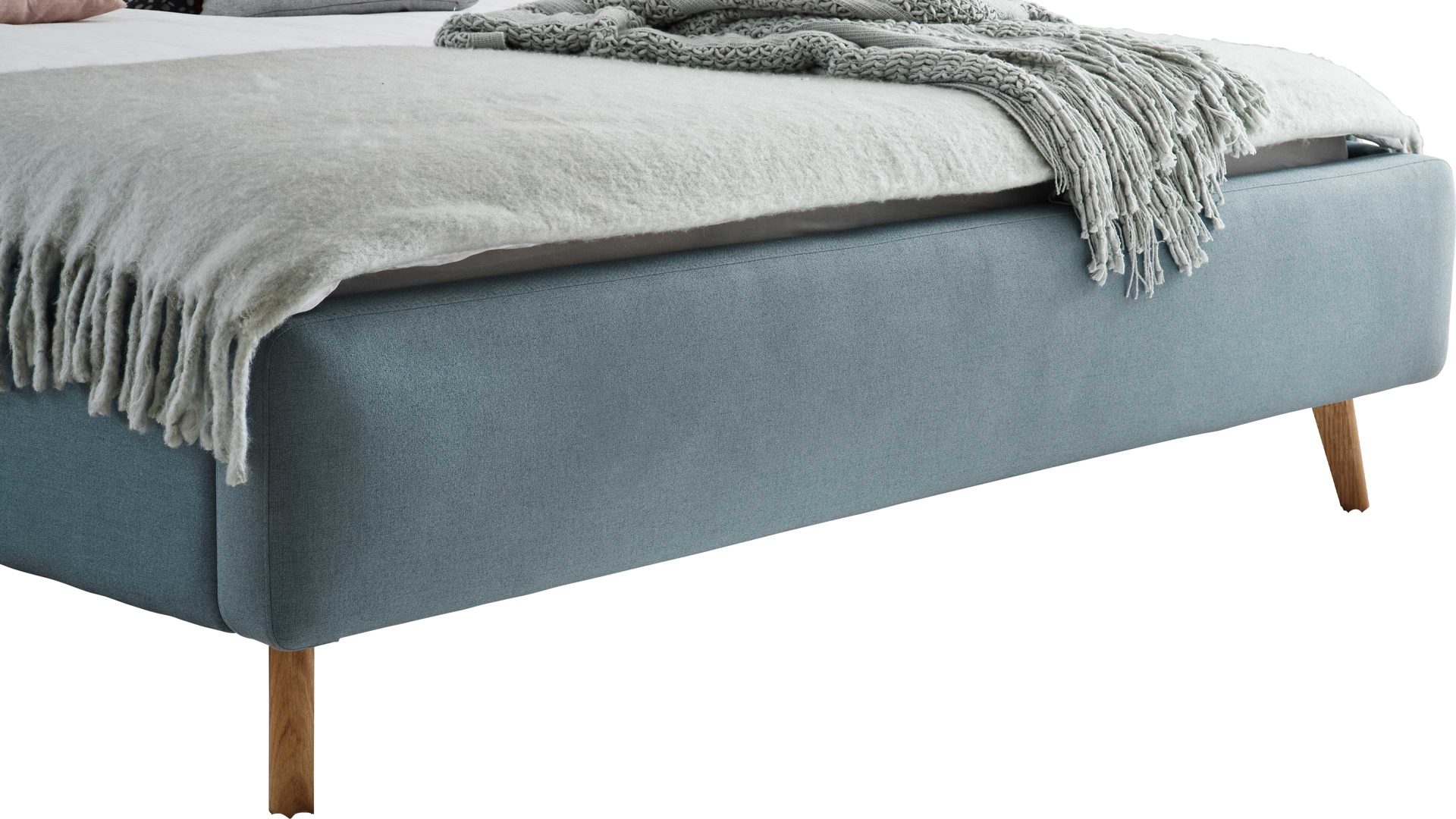 Bettgestell Meise.möbel aus Stoff in Hellblau Polsterbettgestell Mattis eisblaues Flachgewebe Aspen 84 & Holzfüße - Liegefläche ca. 160 x 200 cm