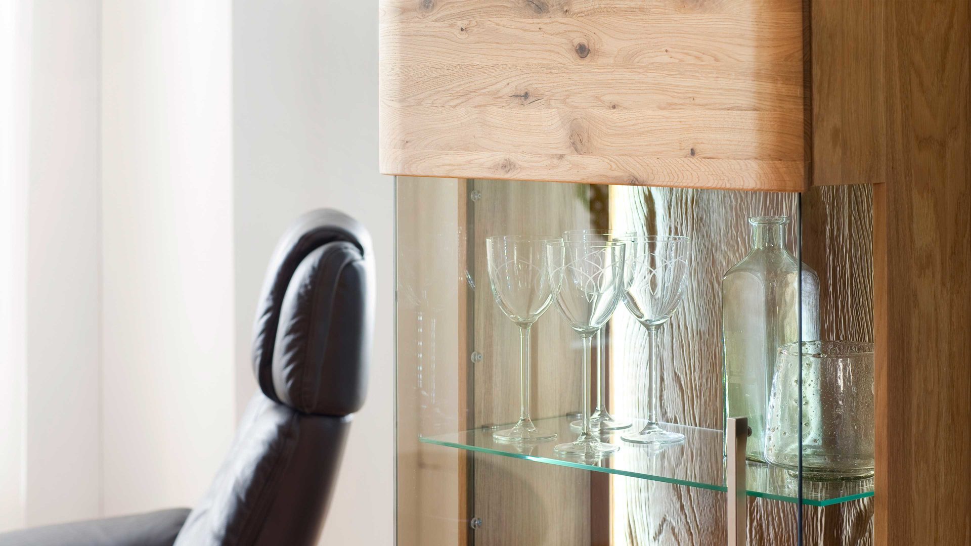 Vitrine Mca furniture aus Holz in Holzfarben Wohnprogramm Santori - Vitrine Eiche & Asteiche – eine Tür, links